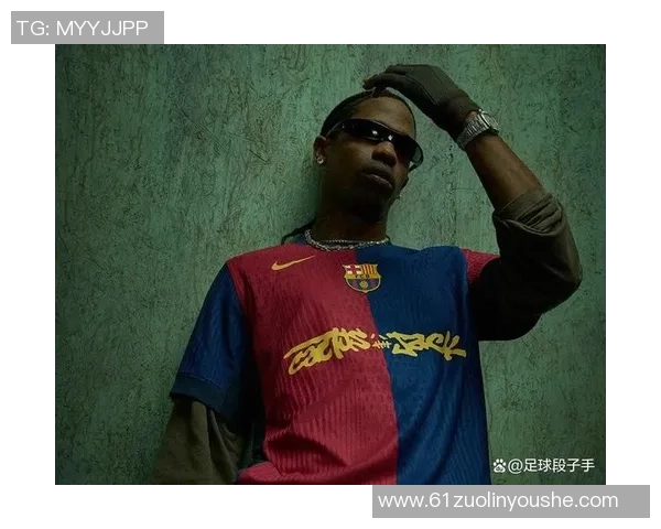 足球明星穿着篮球衣的时尚瞬间展现运动跨界魅力与风采